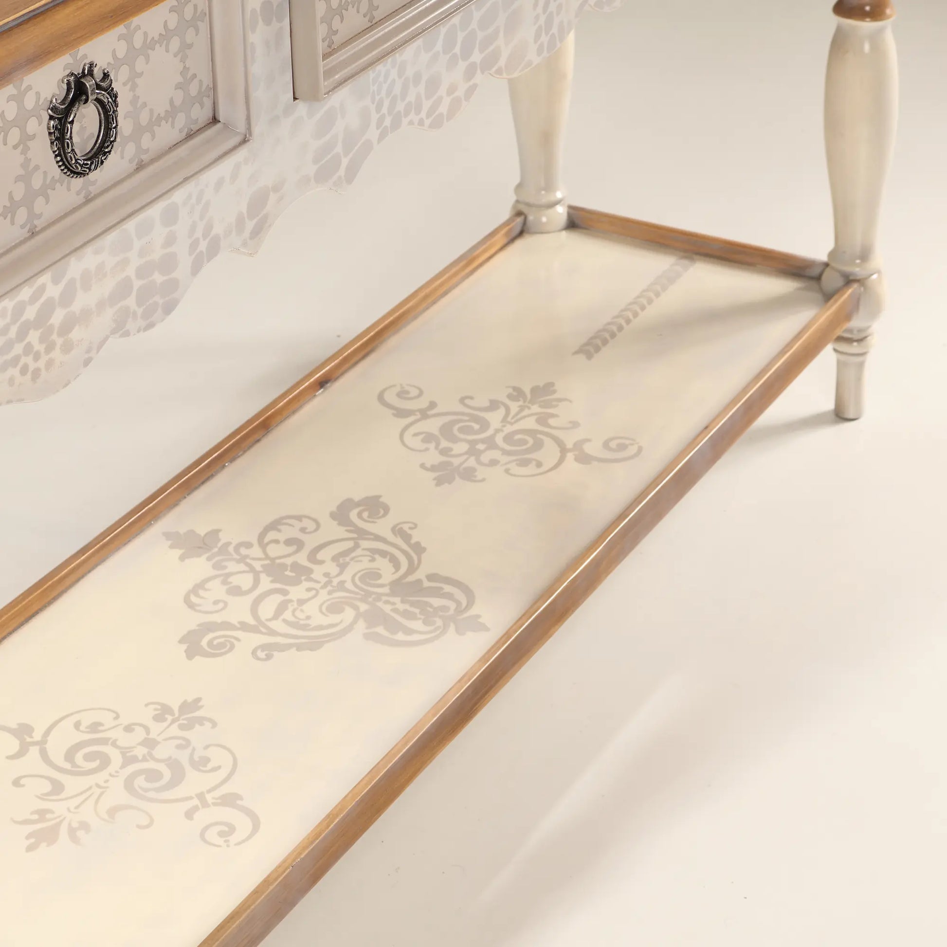 Balda inferior decorada de la Consola Macarena con motivos ornamentales y estructura de madera.