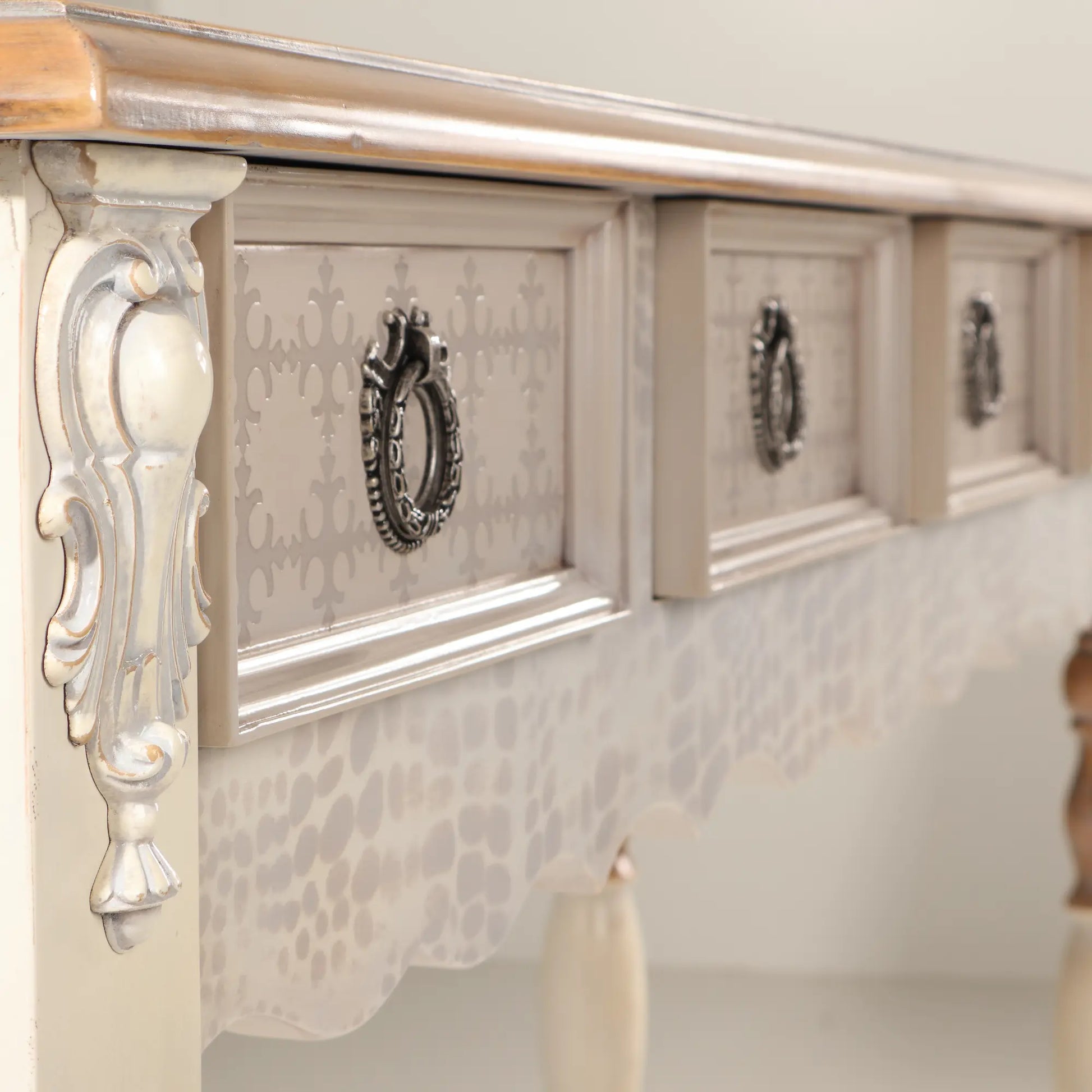 Detalle de los cajones, tiradores metálicos y patas torneadas de la Consola Macarena.