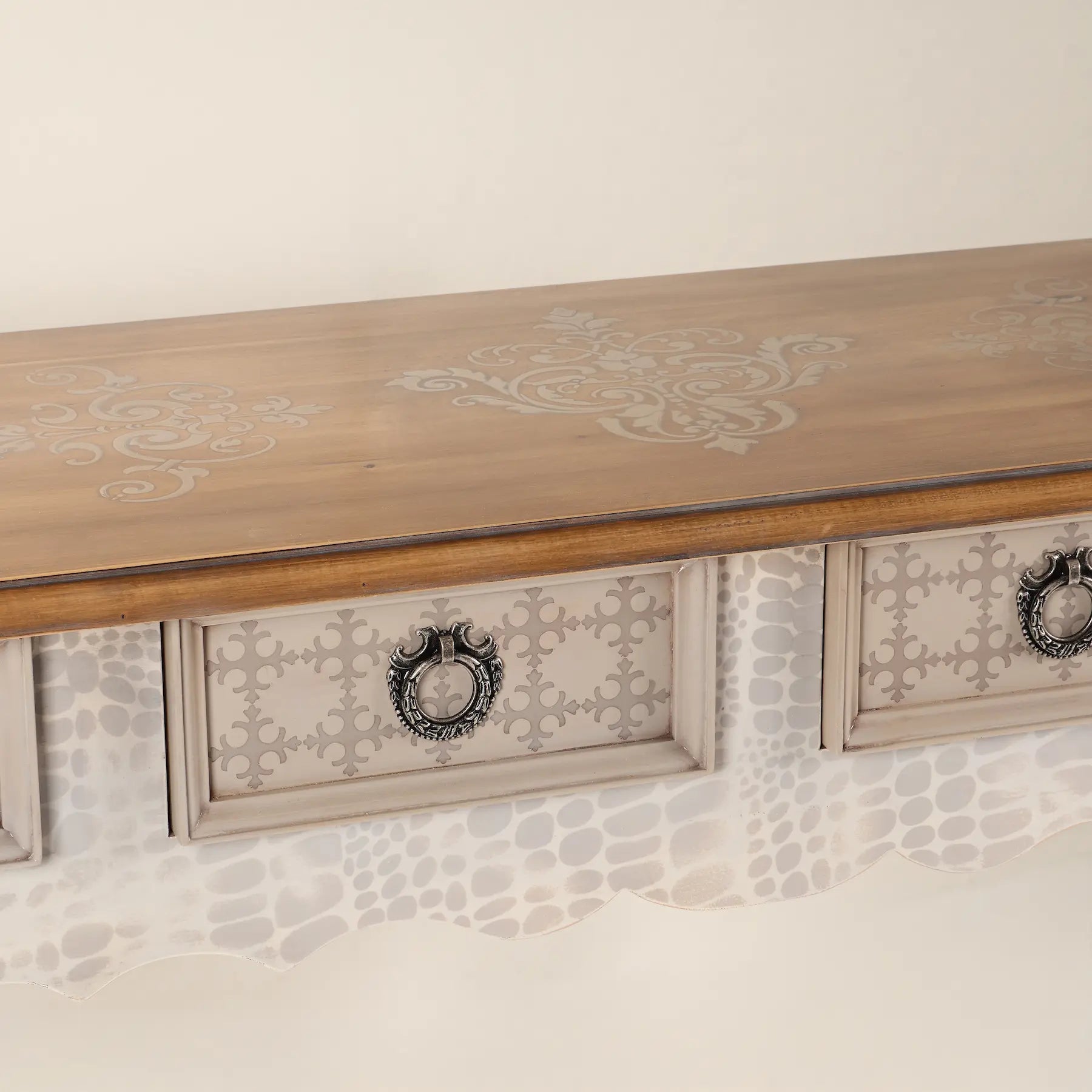 Detalle de la Consola Macarena con tapa decorada, cajones estampados y tiradores metálicos.