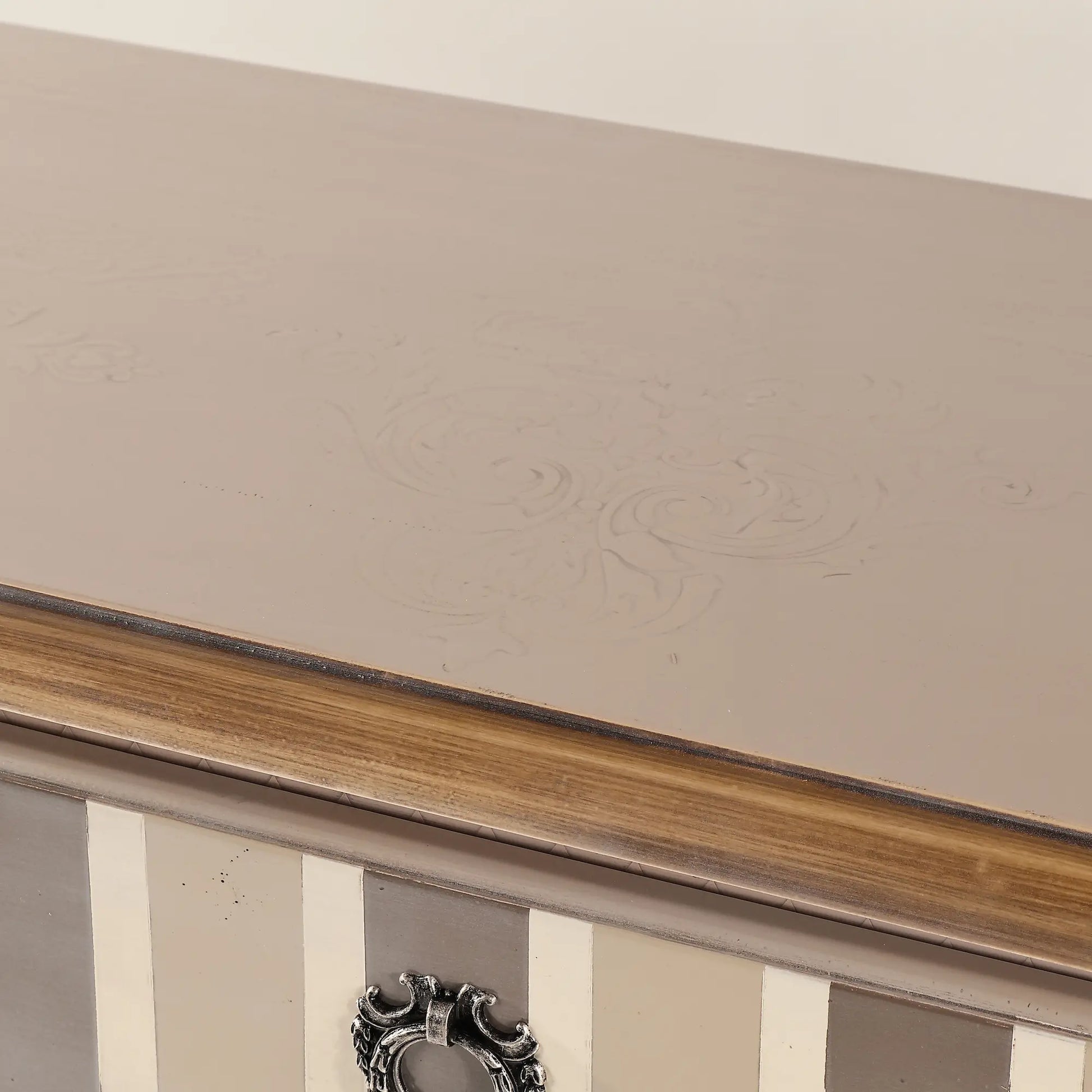 Detalle de la tapa decorada de la Consola Teresa con dibujo sutil y borde en acabado dorado envejecido.