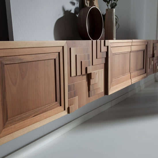 Detalle de puertas abatibles con motivos geométricos e interior funcional de la Consola Totem Suspendida.
