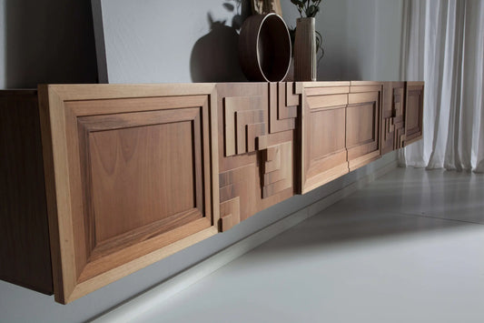 Detalle de puertas abatibles con motivos geométricos e interior funcional de la Consola Totem Suspendida.
