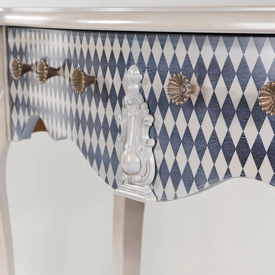 Frente de cajones de la Consola Vita con rombos azul grisáceo y tiradores decorativos.