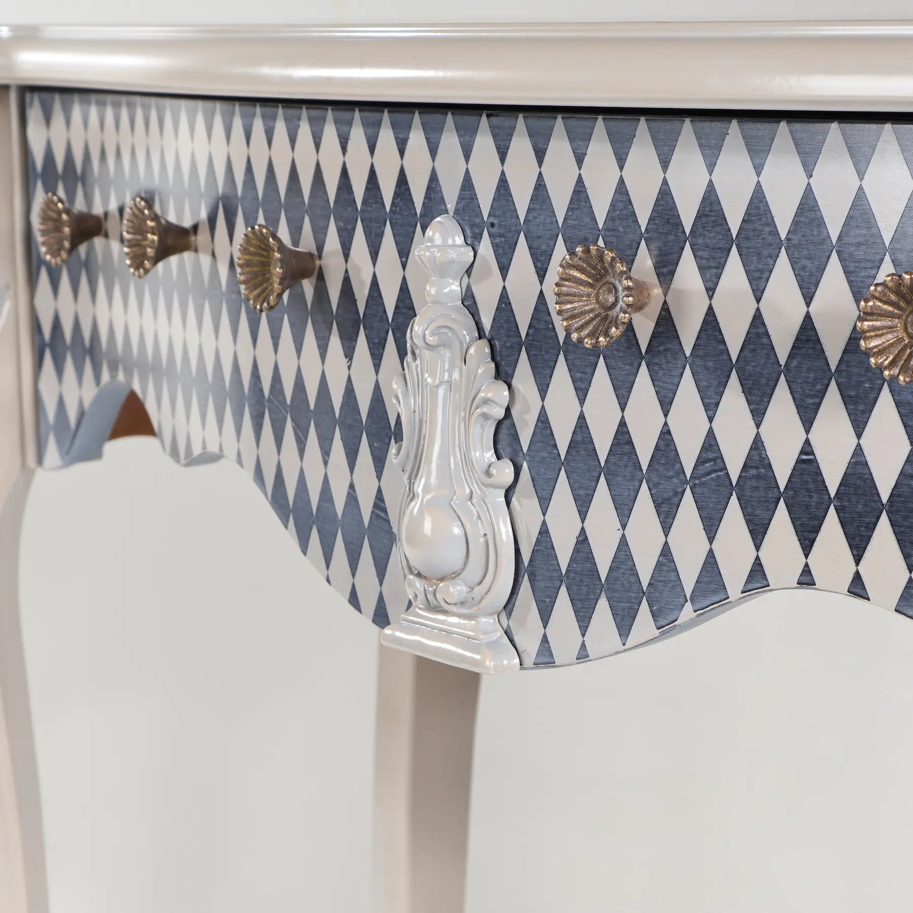 Frente de cajones de la Consola Vita con rombos azul grisáceo y tiradores decorativos.