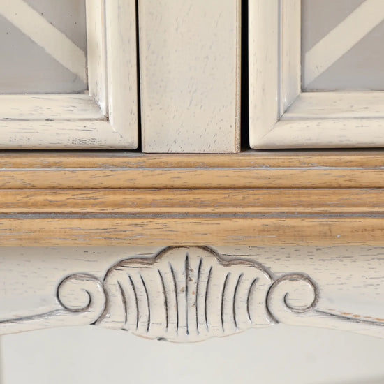 Detalle de la moldura y el ornamento central de la Consola Yune con efecto envejecido.