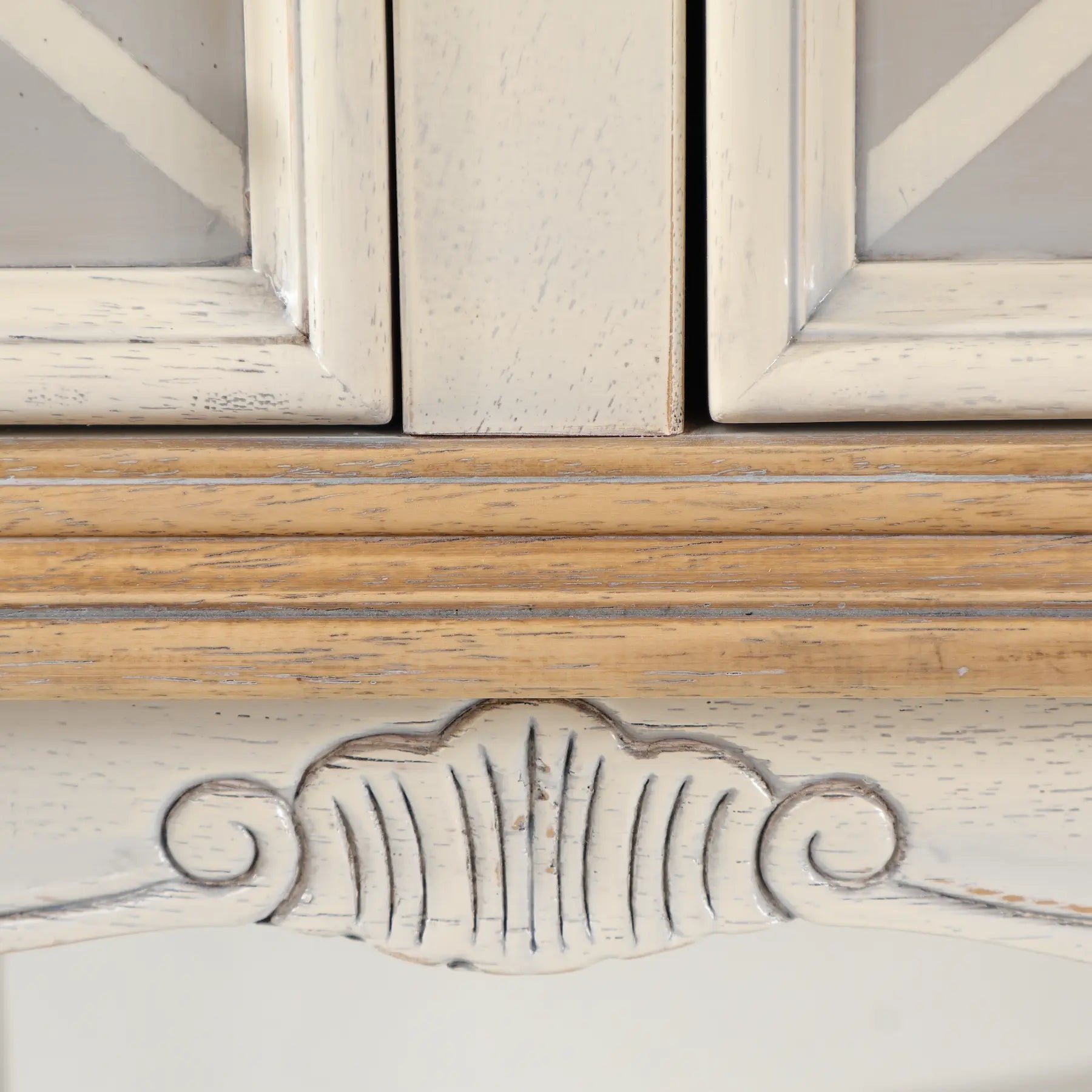 Detalle de la moldura y el ornamento central de la Consola Yune con efecto envejecido.
