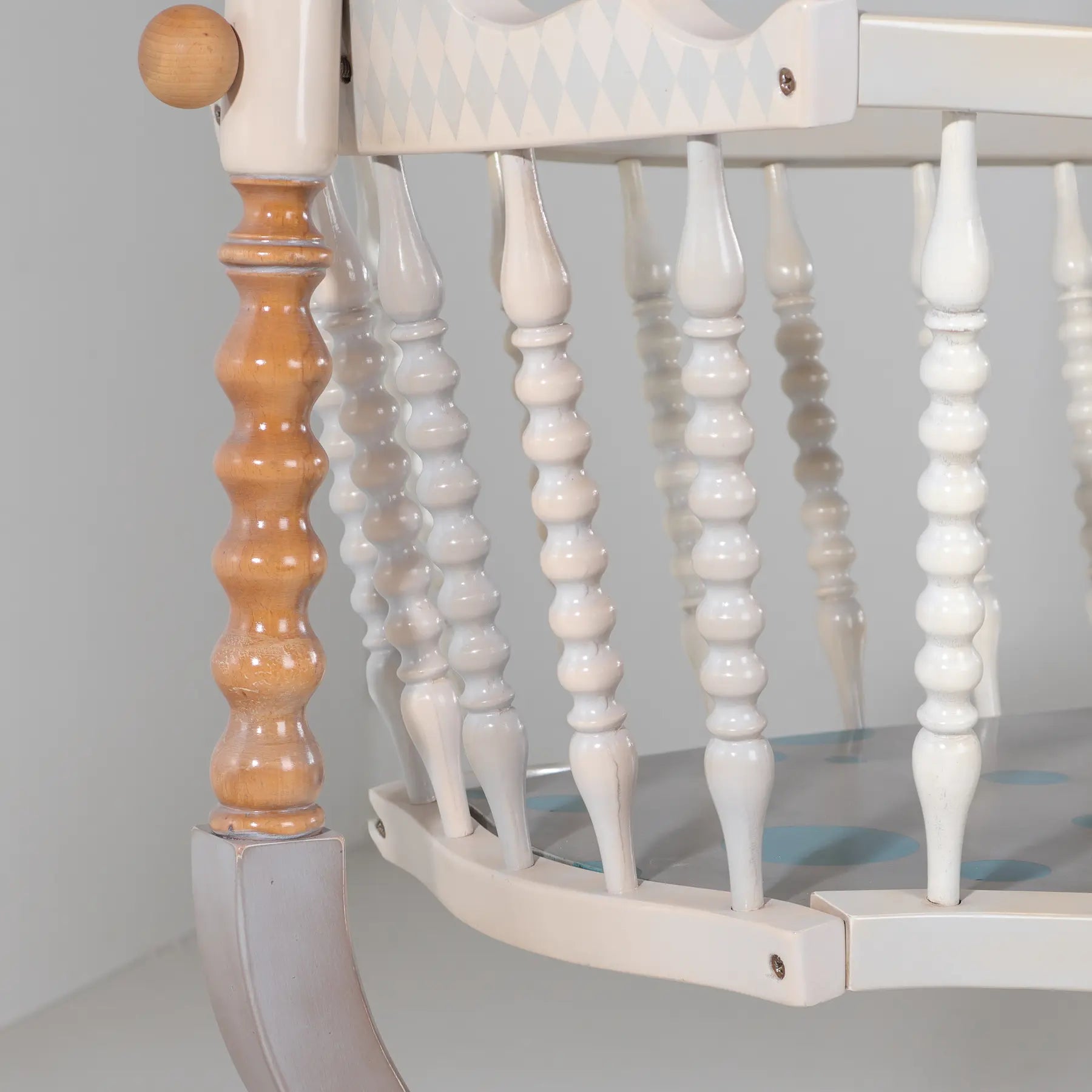 Cuna Bambino de diseño artesanal con barandillas torneadas y dosel.