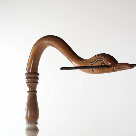 Detalle decorativo de cisne en madera de la cuna Bambino de Lola Glamour.