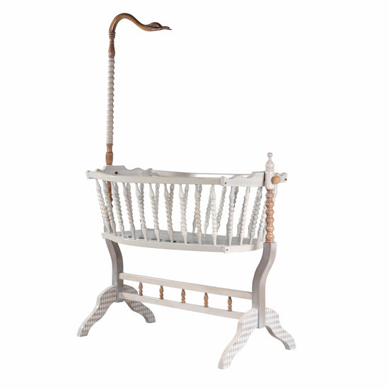 Cuna Bambino de diseño artesanal con barandillas torneadas y dosel.