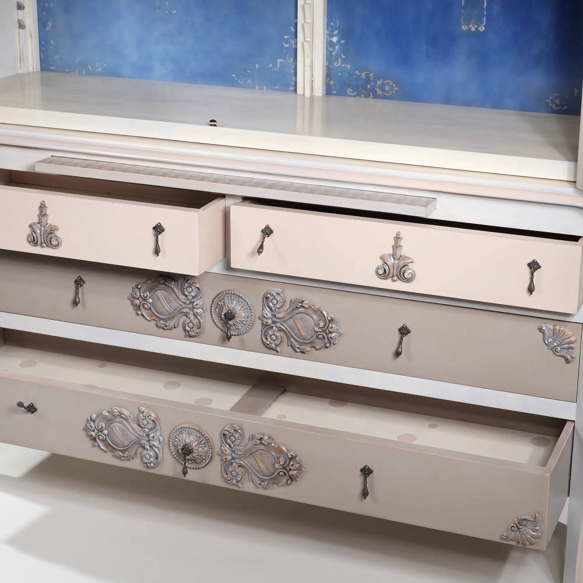 detalle de cajones del armario Cluster con tiradores ornamentales