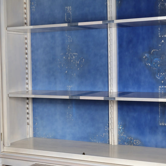 detalle interior del armario Cluster con acabado decorativo azul