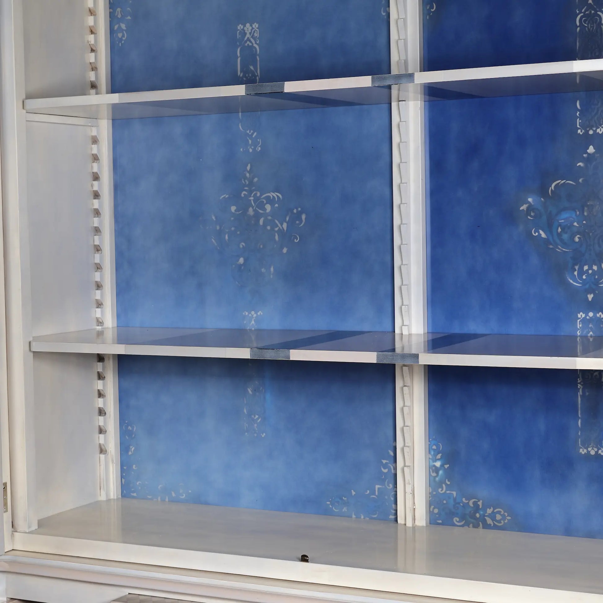 detalle interior del armario Cluster con acabado decorativo azul