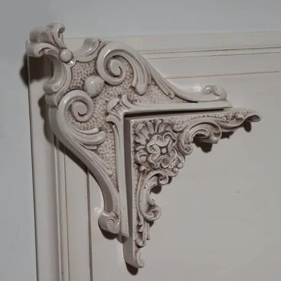 Detalle de paneles y relieves decorativos del cabecero Utopía.