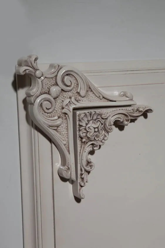 Detalle de paneles y relieves decorativos del cabecero Utopía.