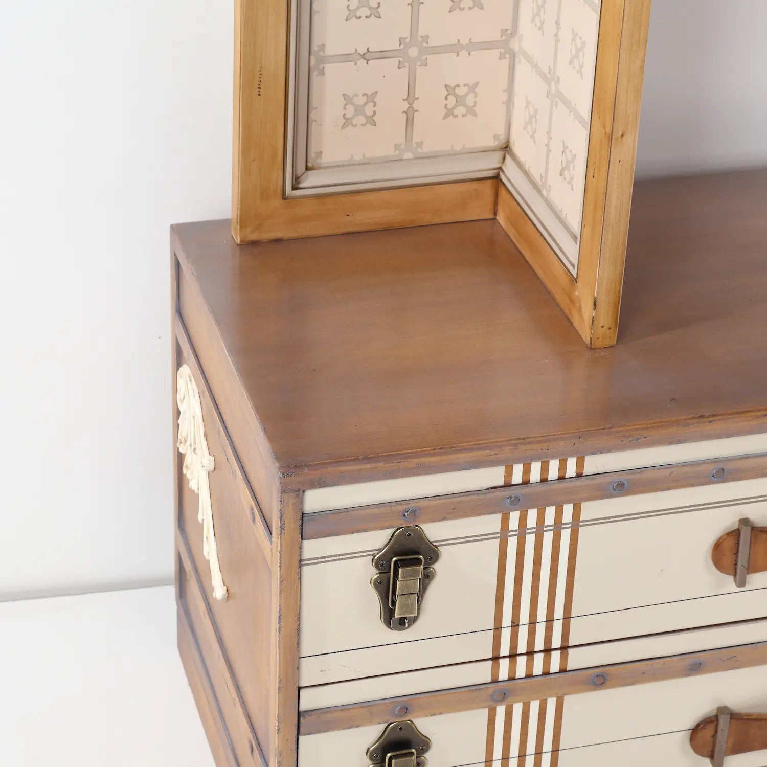 Detalle de cajones del Aparador Suitcase con tiradores y acabado en madera y crema.