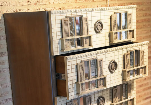 Detalle de los cajones del Sinfonier Toscano con ventanas, balcones y relieves decorativos