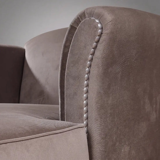 detalle de chaise longue Cats con respaldo curvo y brazo tapizado con acabado suave