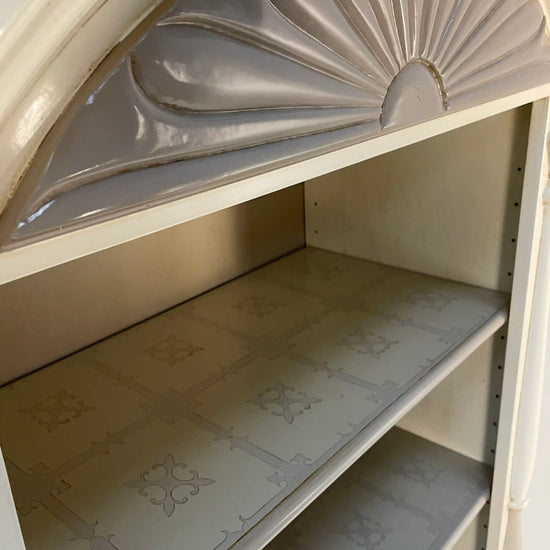 arco superior con relieve en forma de abanico del librero