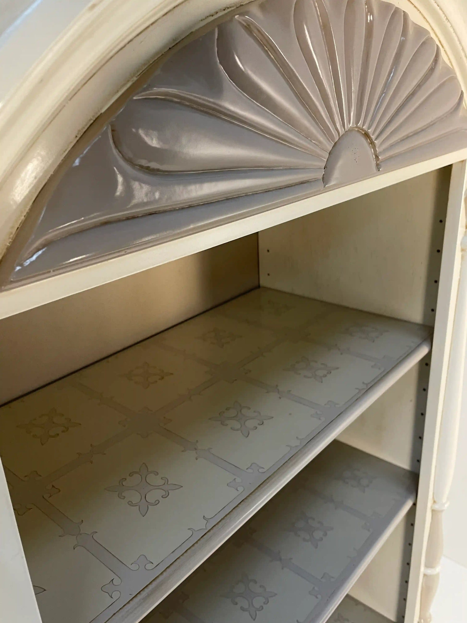 arco superior con relieve en forma de abanico del librero