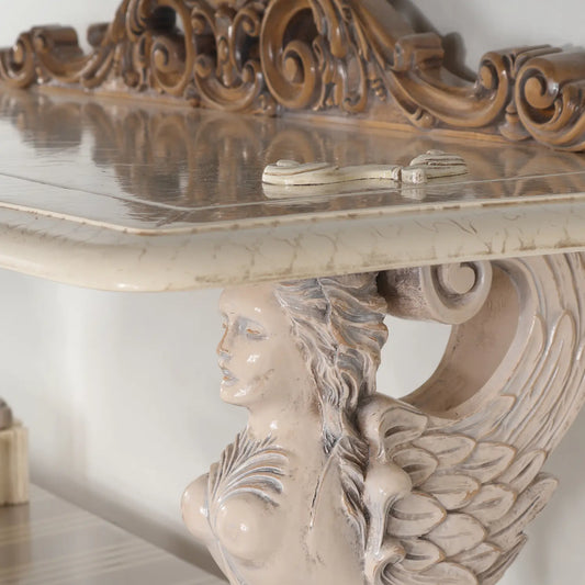 Detalle de columna ornamental y figura decorativa del Aparador Suitcase.