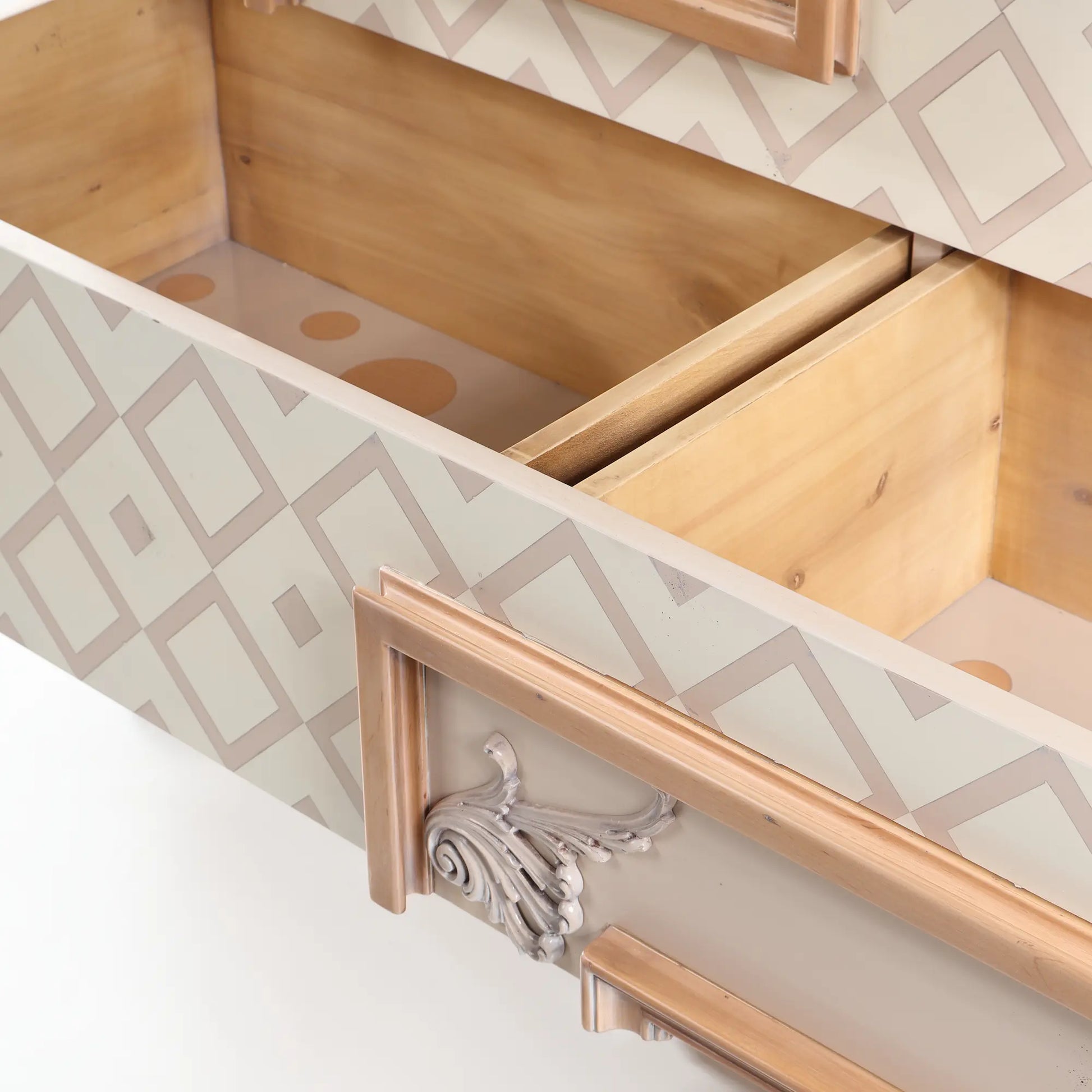 detalle interior de cajón de cómoda Seda en madera con acabado artesanal y diseño geométrico exterior