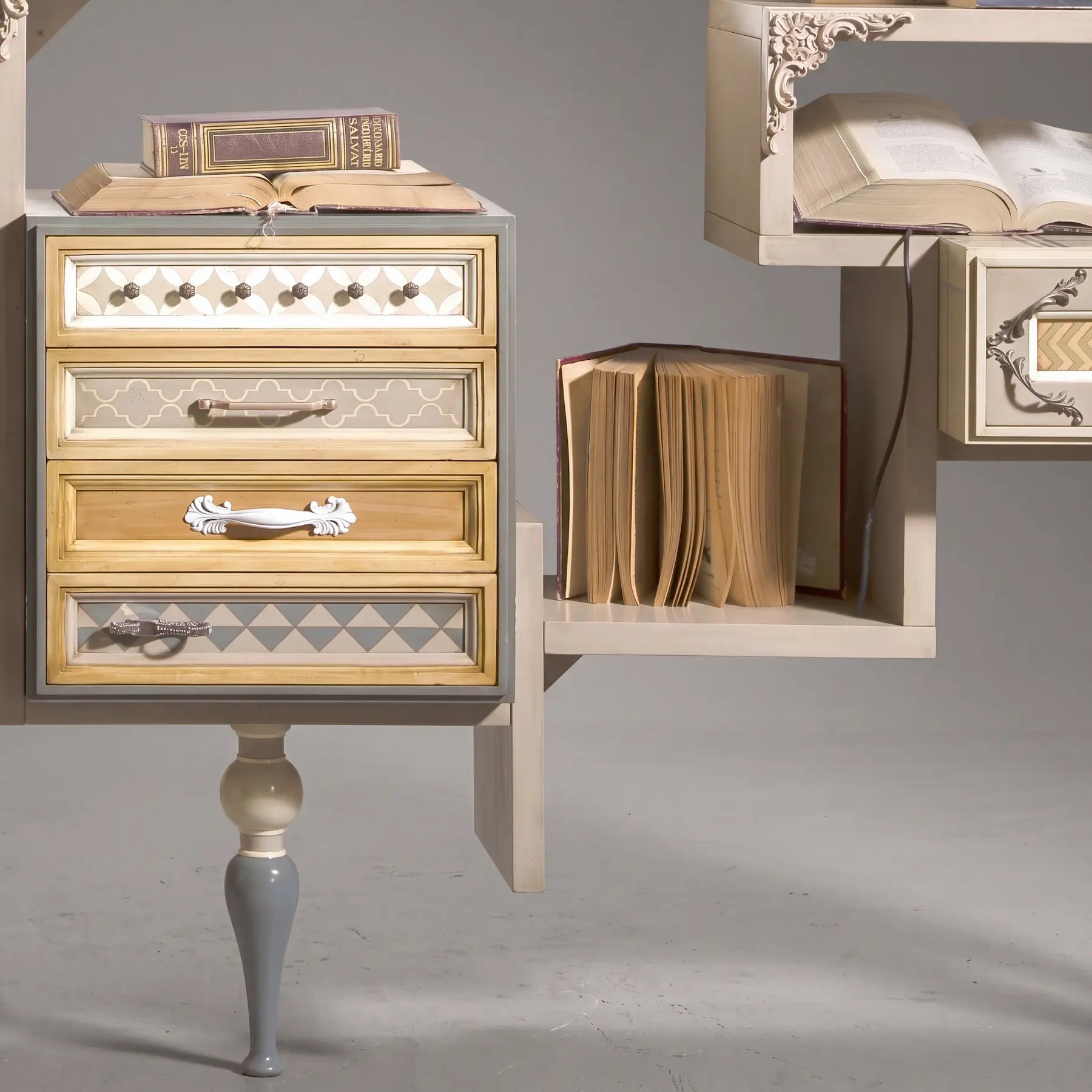 Detalle decorativo de puerta en librero modular One