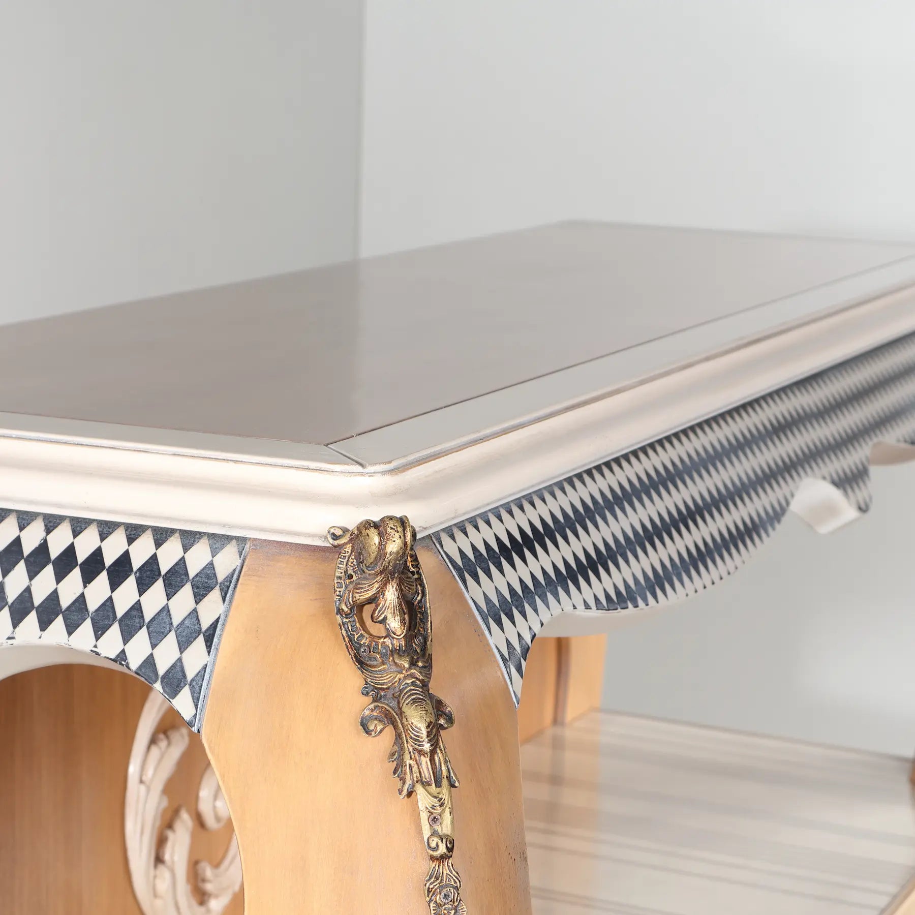 detalle de esquina superior de librero Arco con molduras de madera y patrón decorativo geométrico