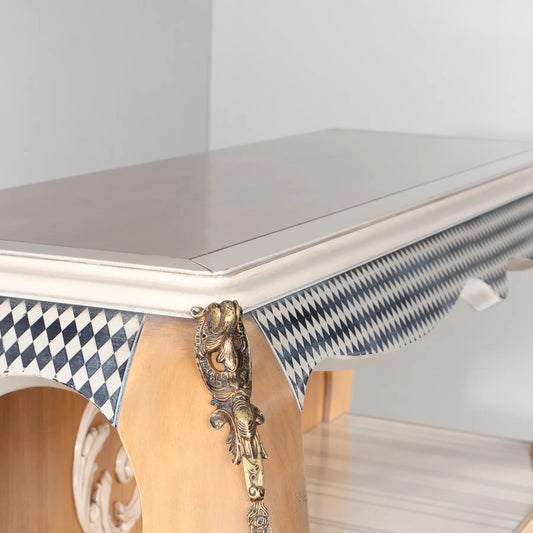detalle de esquina superior de librero Arco con molduras de madera y patrón decorativo geométrico