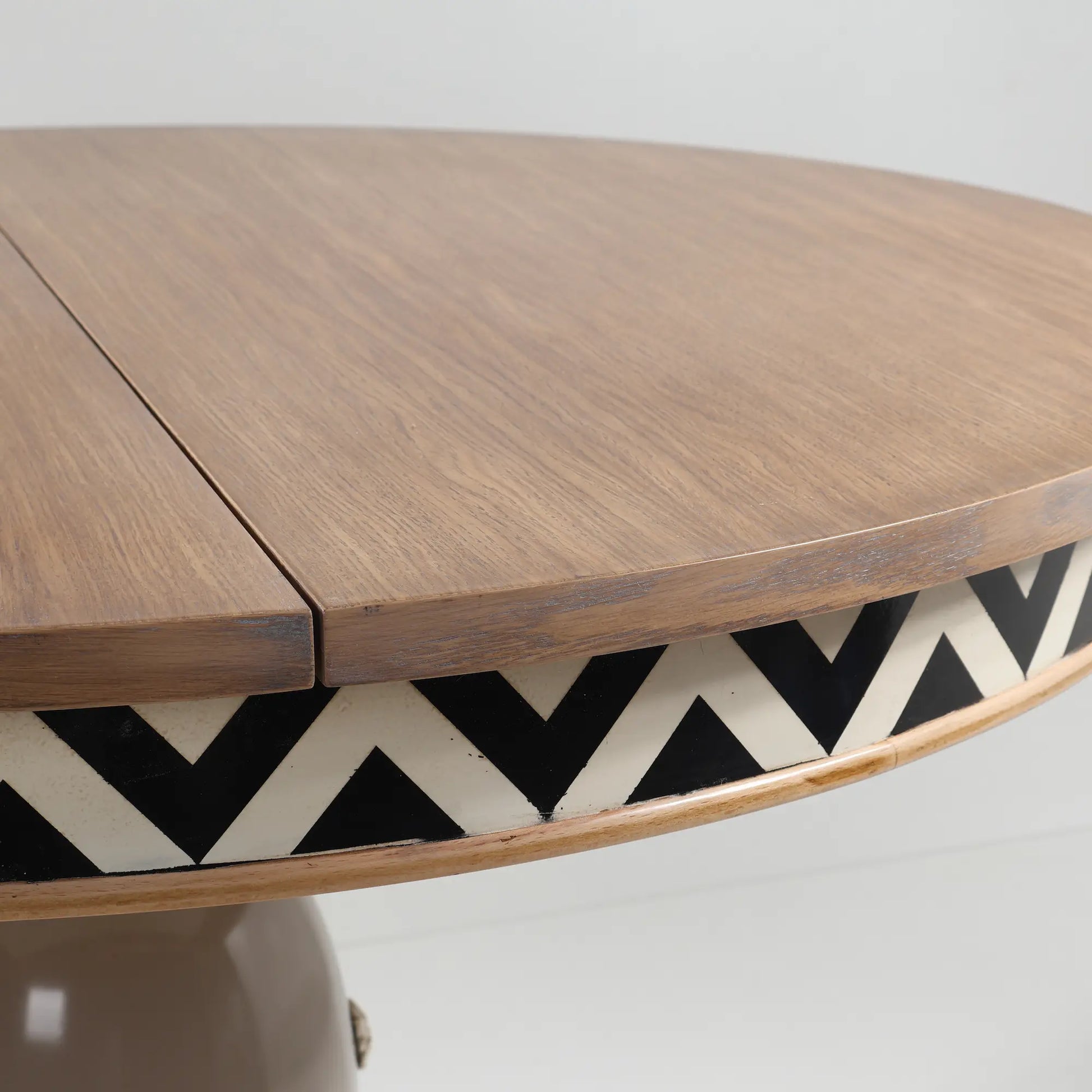 vista del sobre de madera de la mesa pensdola de fabricacion artesanal