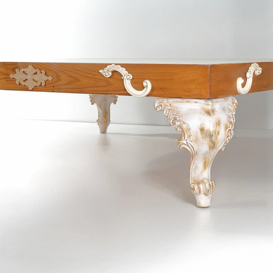 detalle de mesa de centro Florencia con patas talladas y acabado envejecido