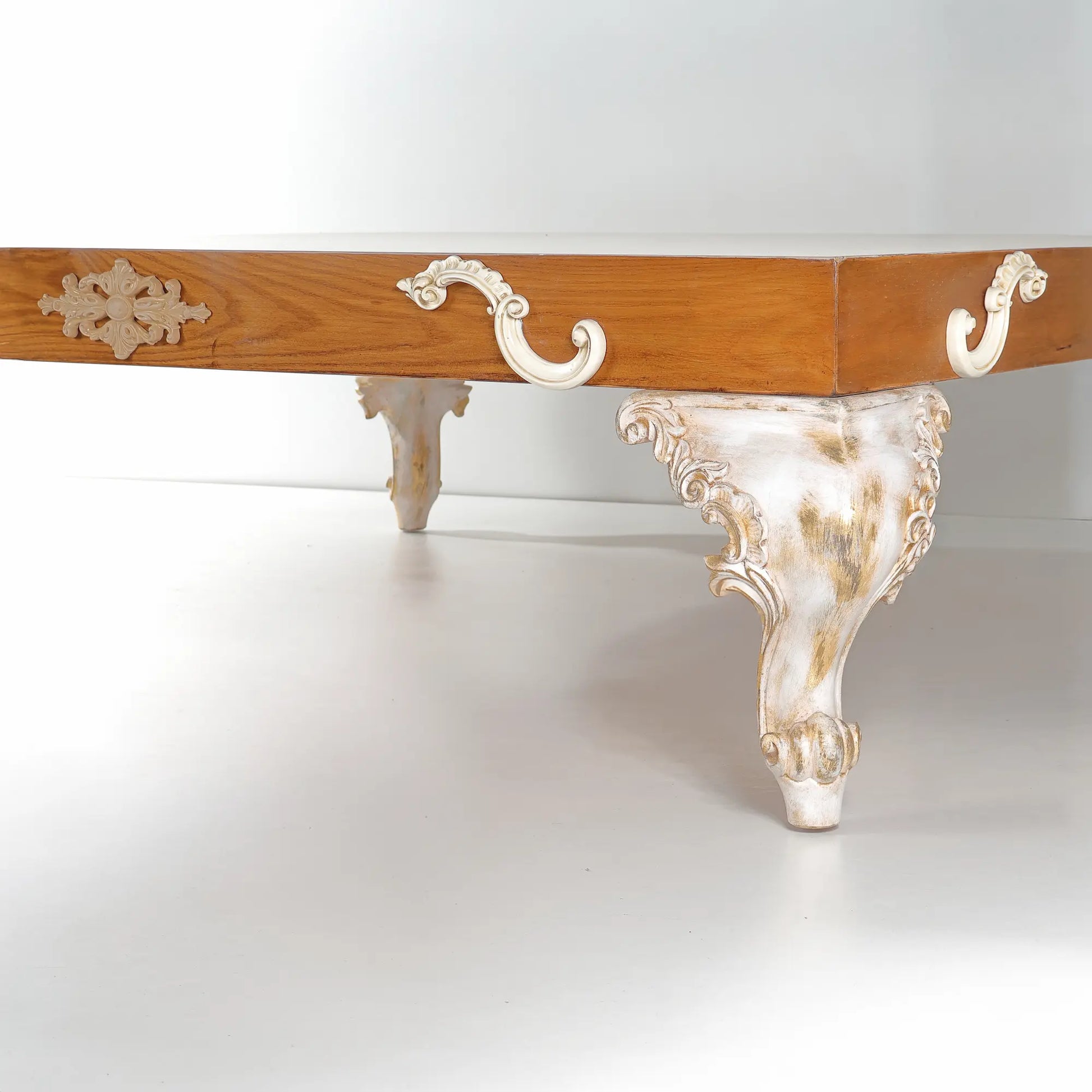 detalle de mesa de centro Florencia con patas talladas y acabado envejecido