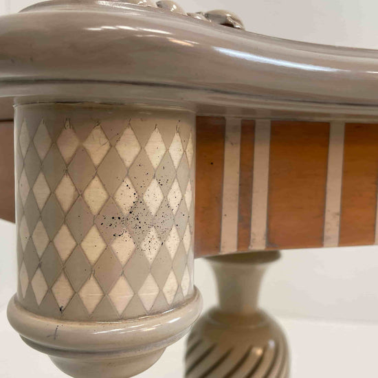 Detalle de la base decorativa de la mesita Imperio con patrón geométrico