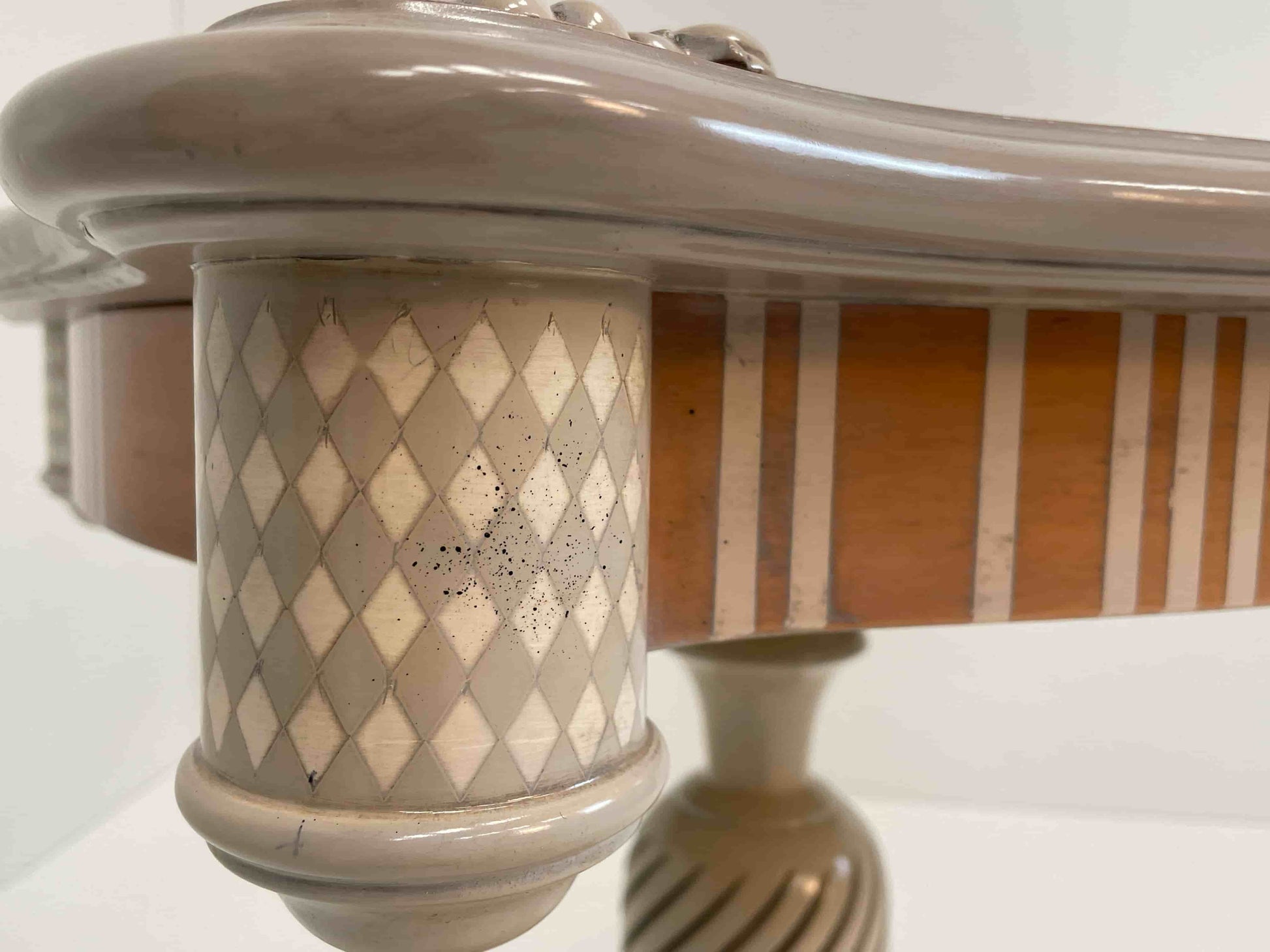 Detalle de la base decorativa de la mesita Imperio con patrón geométrico
