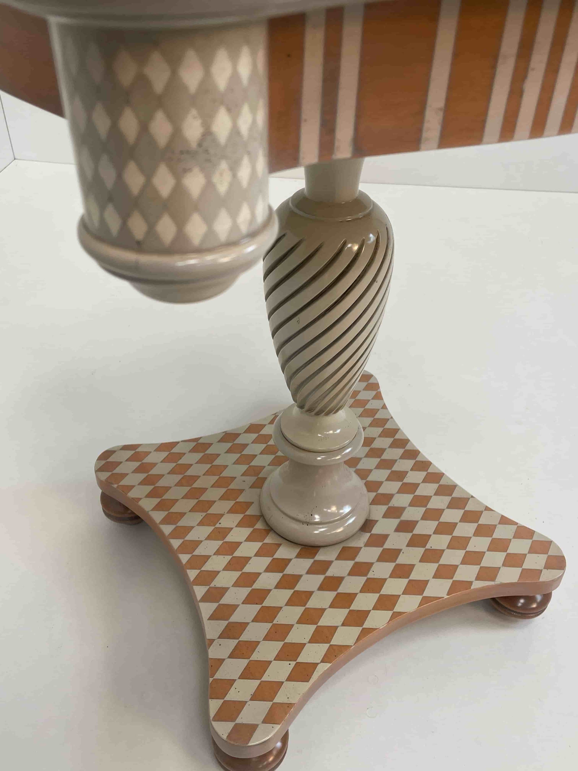 Mesita Imperio mueble de madera artesanal con pie central torneado