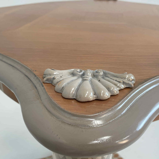 Detalle de la tapa de la mesita Imperio con moldura tallada y madera