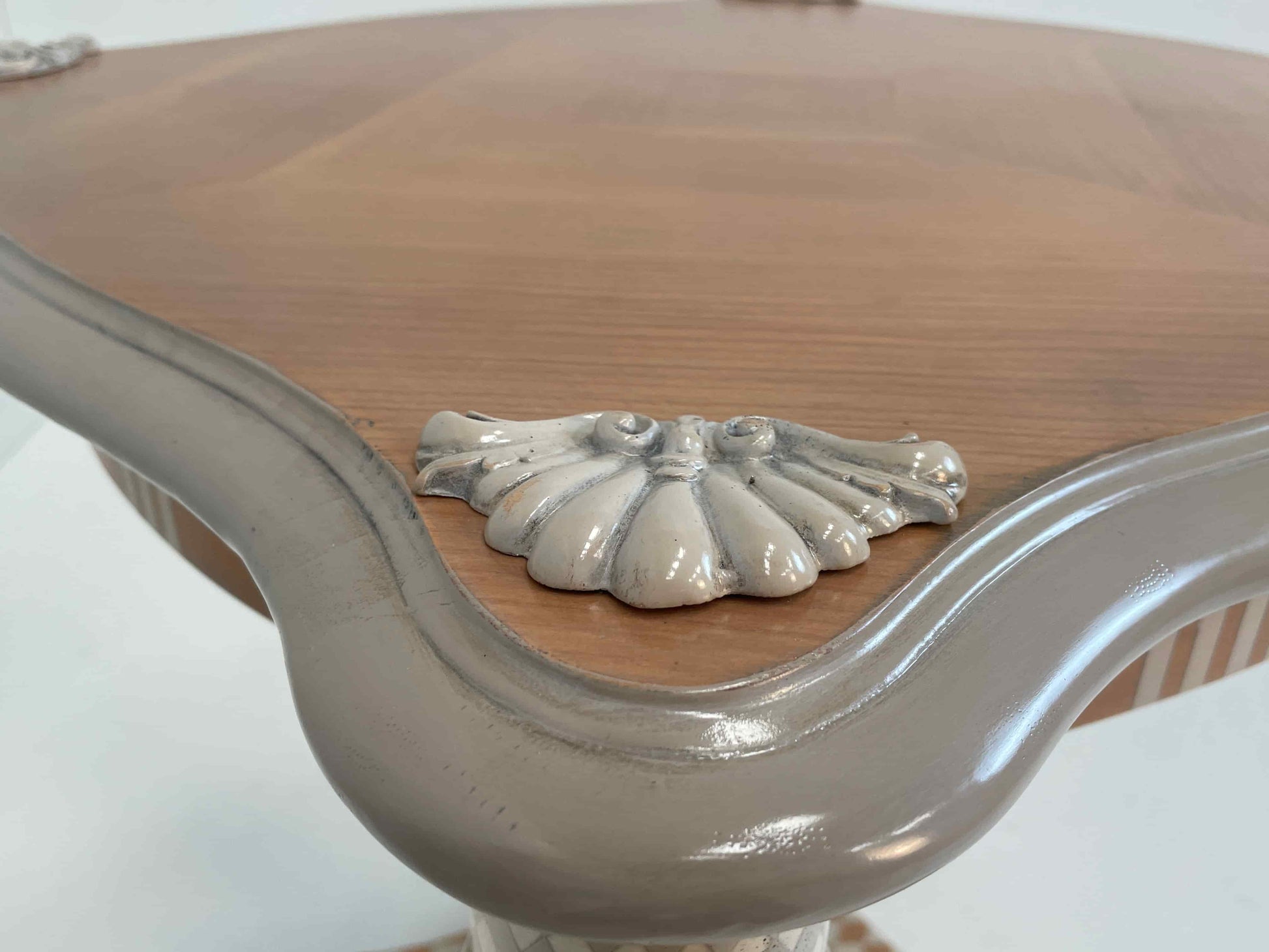 Detalle de la tapa de la mesita Imperio con moldura tallada y madera