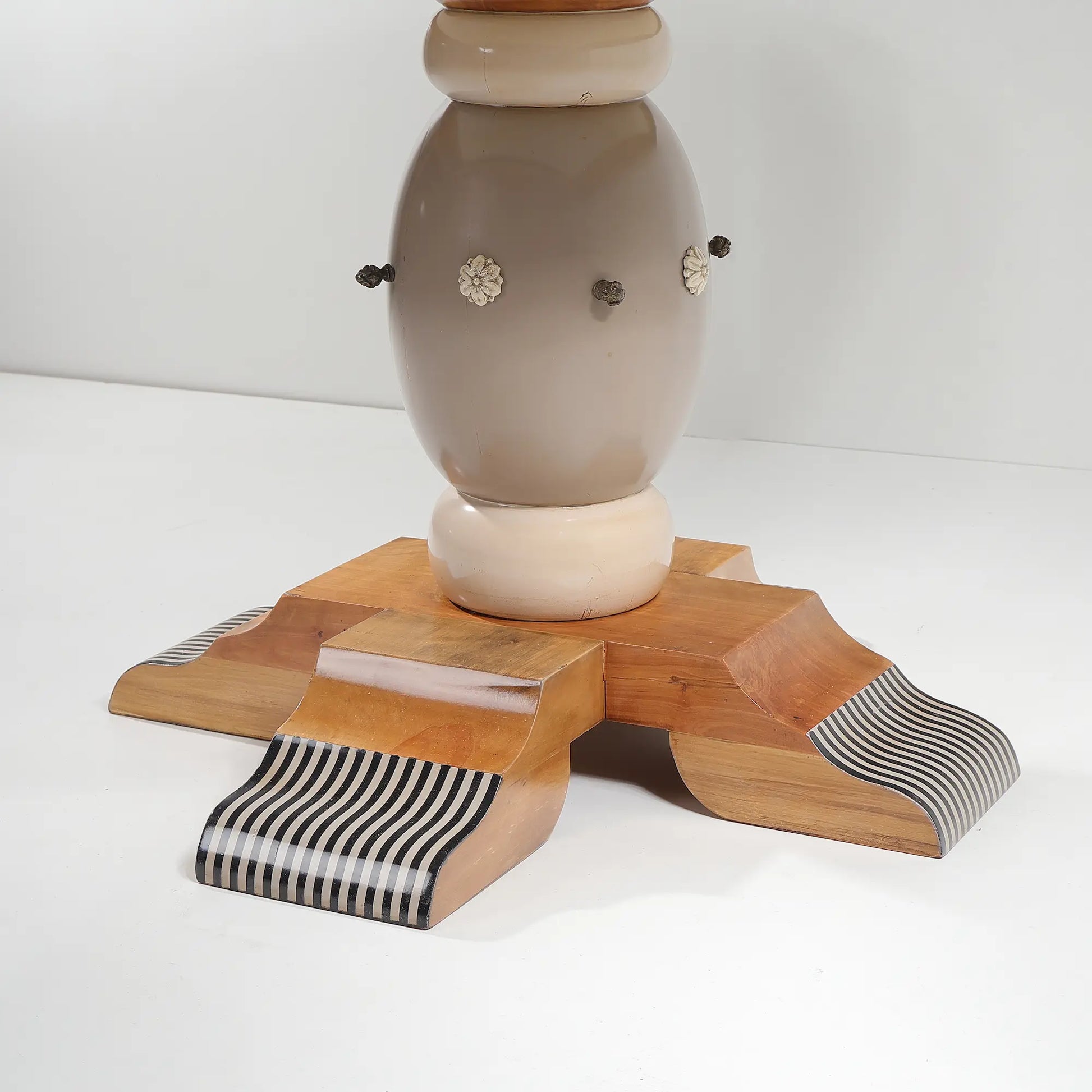 detalle de la pata y la base de la mesa pendola con lacados y tiradores