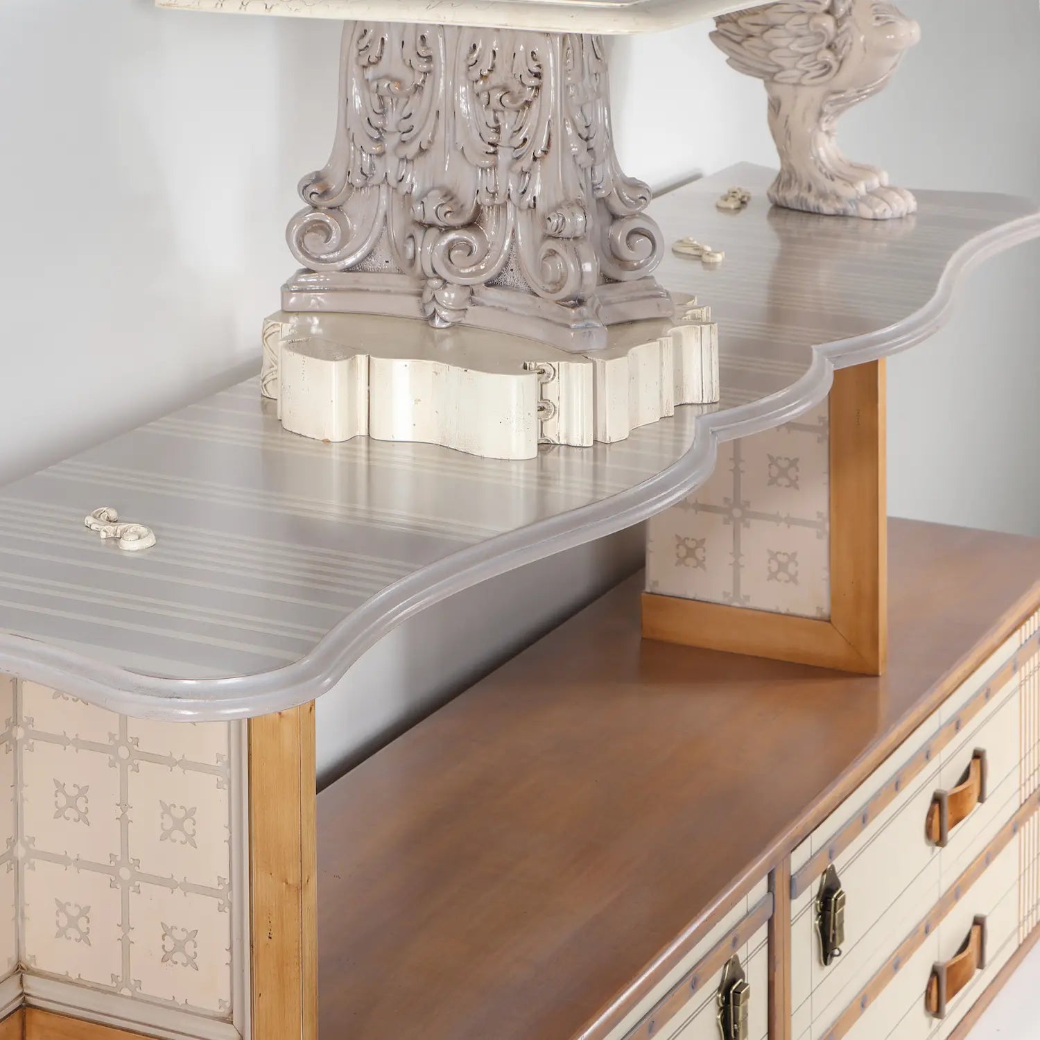 Repisa decorativa del Aparador Suitcase con soportes ornamentales y sobre claro.