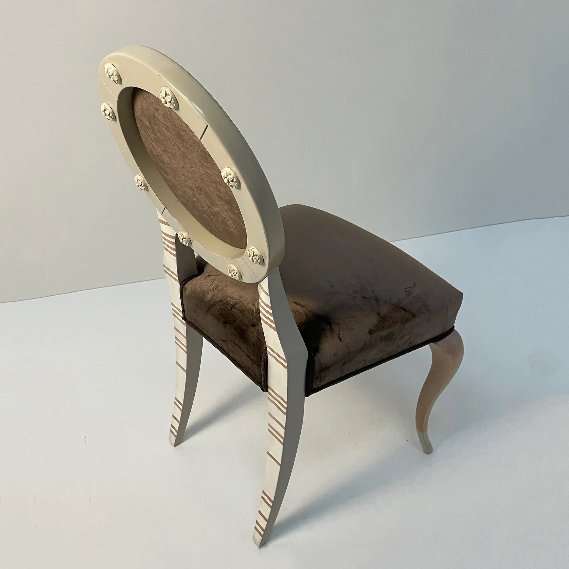 Silla Redonda de diseño clásico con asiento tapizado