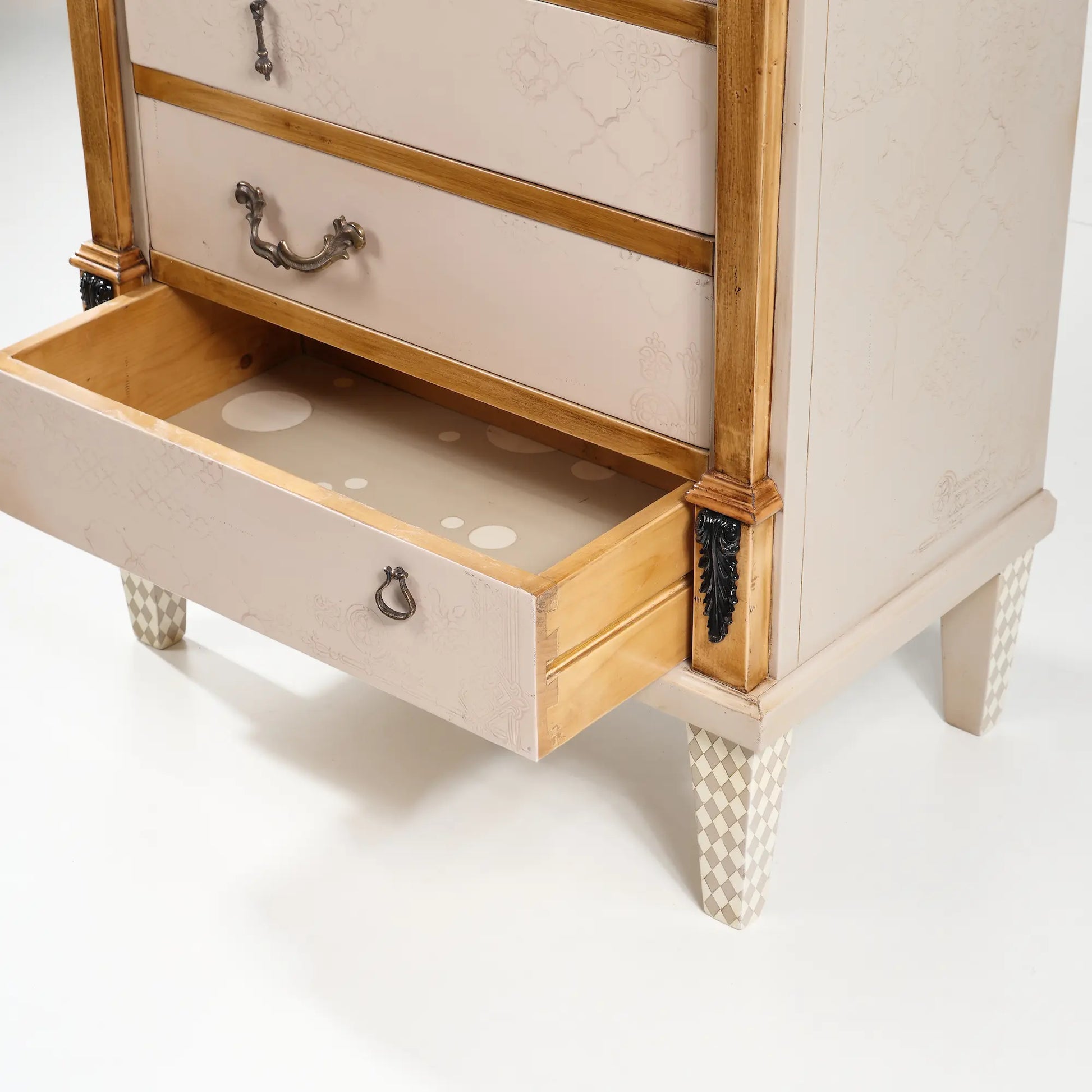 detalle de cajón abierto del sinfonier Eva con interior en madera