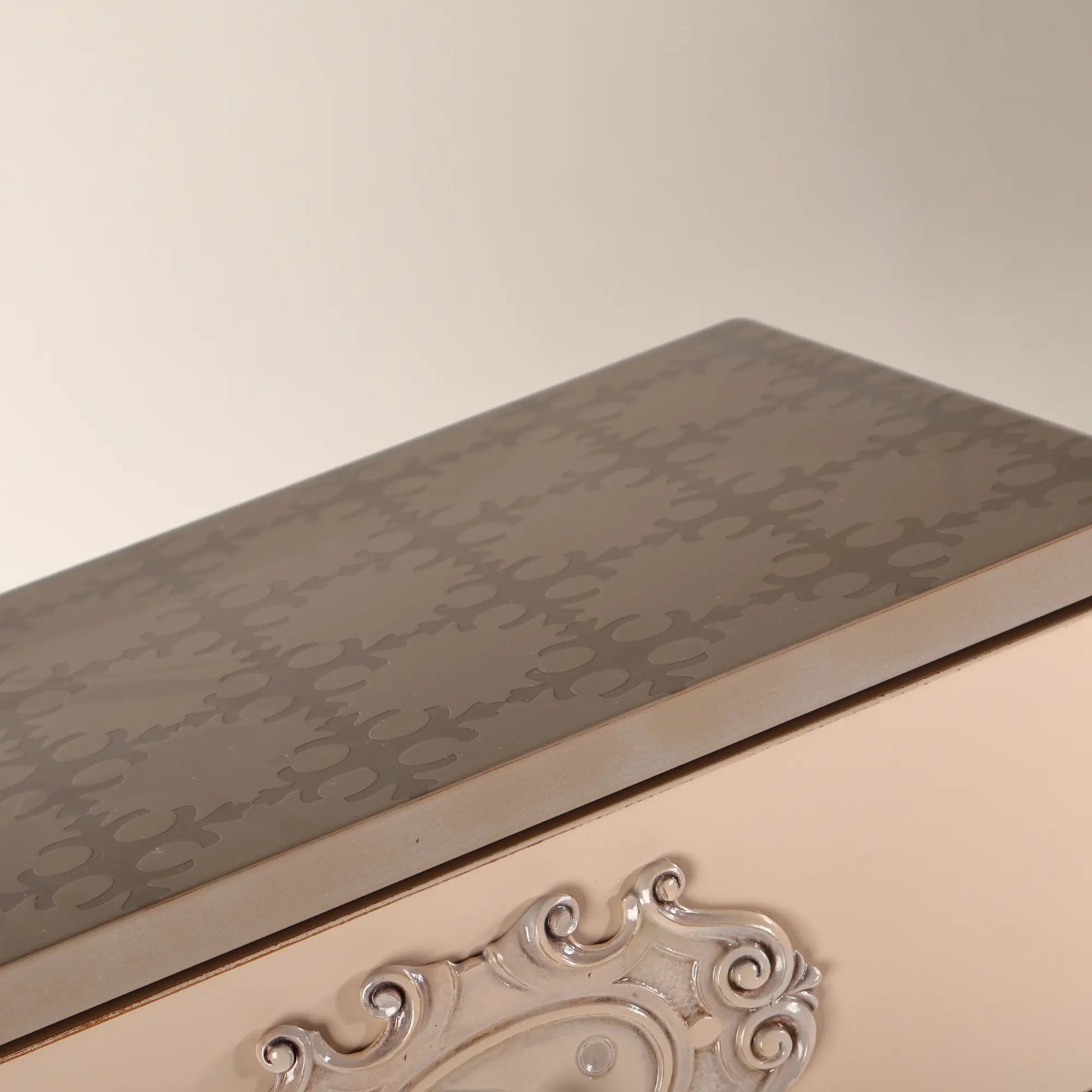 Detalle del sobre decorativo y tirador ornamental del Sinfonier Palermo.