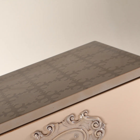 Detalle del sobre decorativo y tirador ornamental del Sinfonier Palermo.