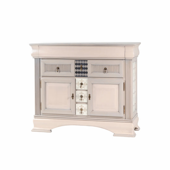 Mueble de entrada Giulietta con cajones, puertas y decoración geométrica en tonos claros.
