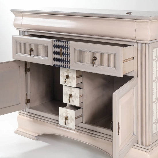 Interior del mueble de entrada Giulietta con puertas abiertas, cajones y espacio de almacenaje.