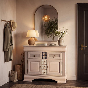 Mueble recibidor Giulietta integrado en una entrada elegante con espejo y accesorios decorativos.