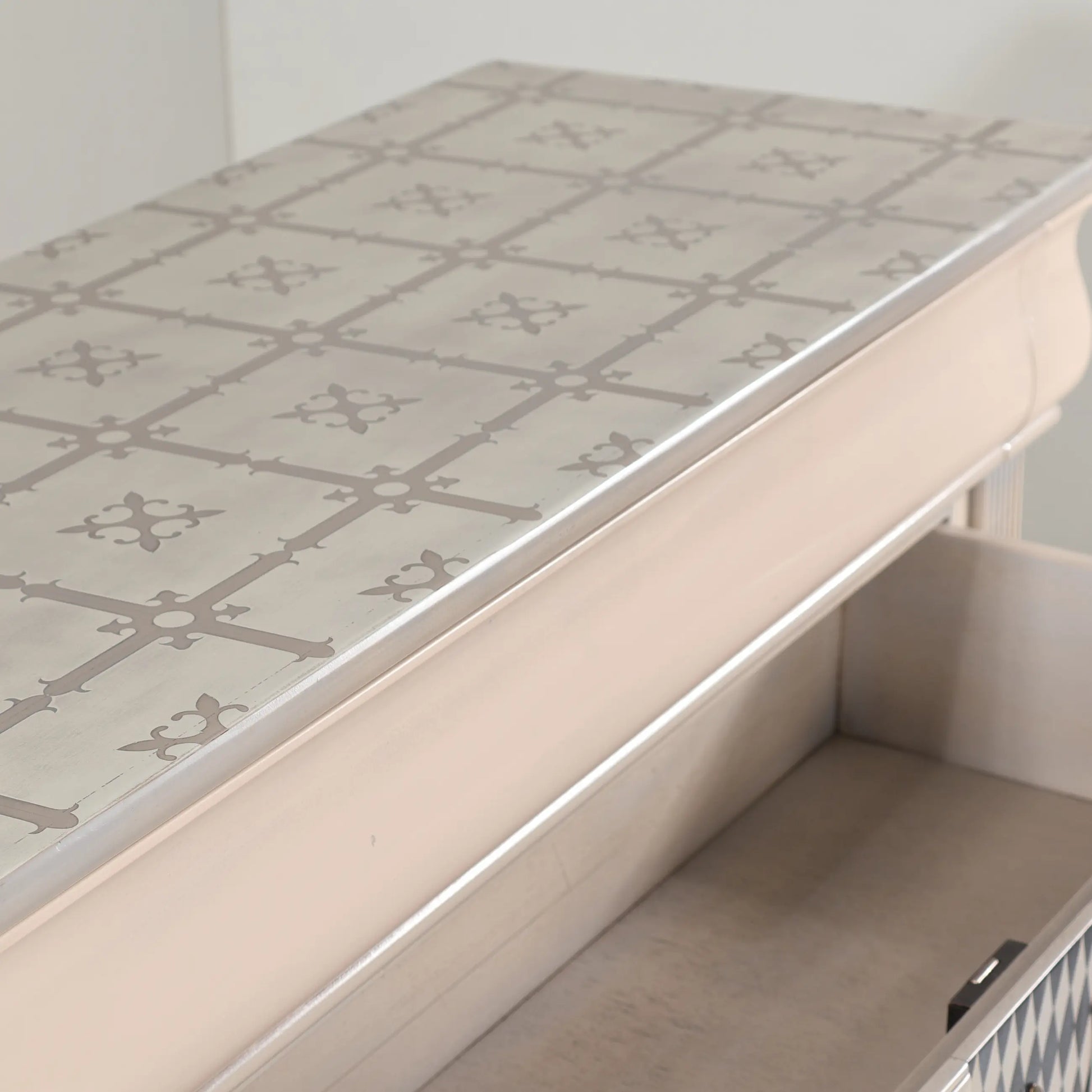 Detalle del sobre del mueble Giulietta con patrón geométrico en tonos suaves.