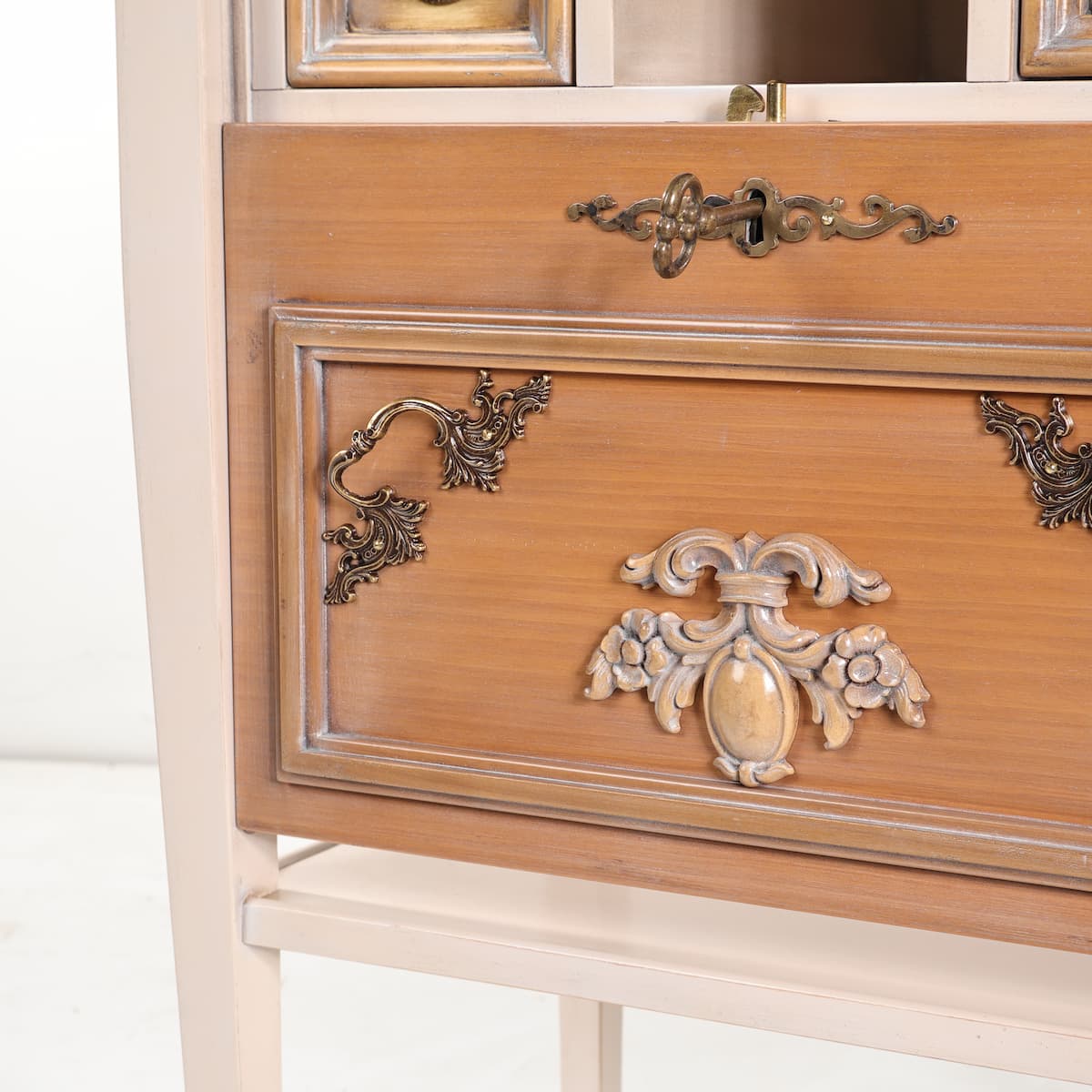 Detalle del frontal ornamentado de la Entradita Surprise, con motivos decorativos, cerradura y llave.