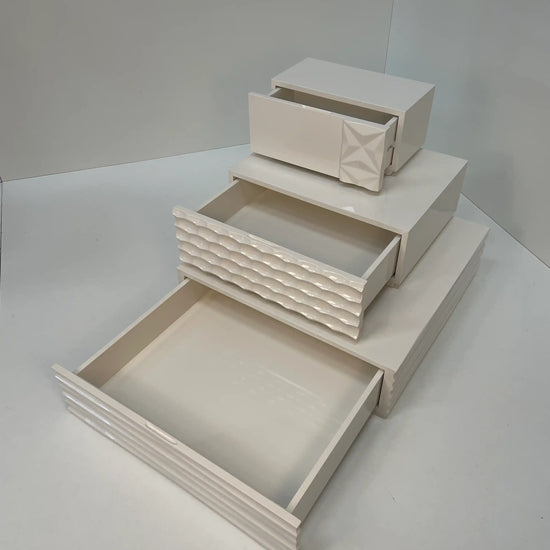 Escalones Rascacielos mueble artesanal con cajones escalonados abiertos