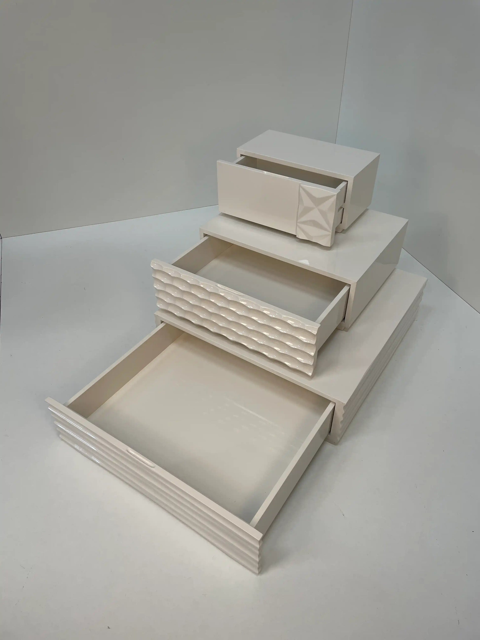 Escalones Rascacielos mueble artesanal con cajones escalonados abiertos