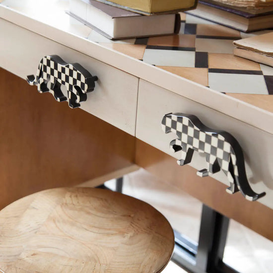 Escritorio Guepardo de diseño artesanal en madera con sobre ajedrezado y tiradores escultóricos